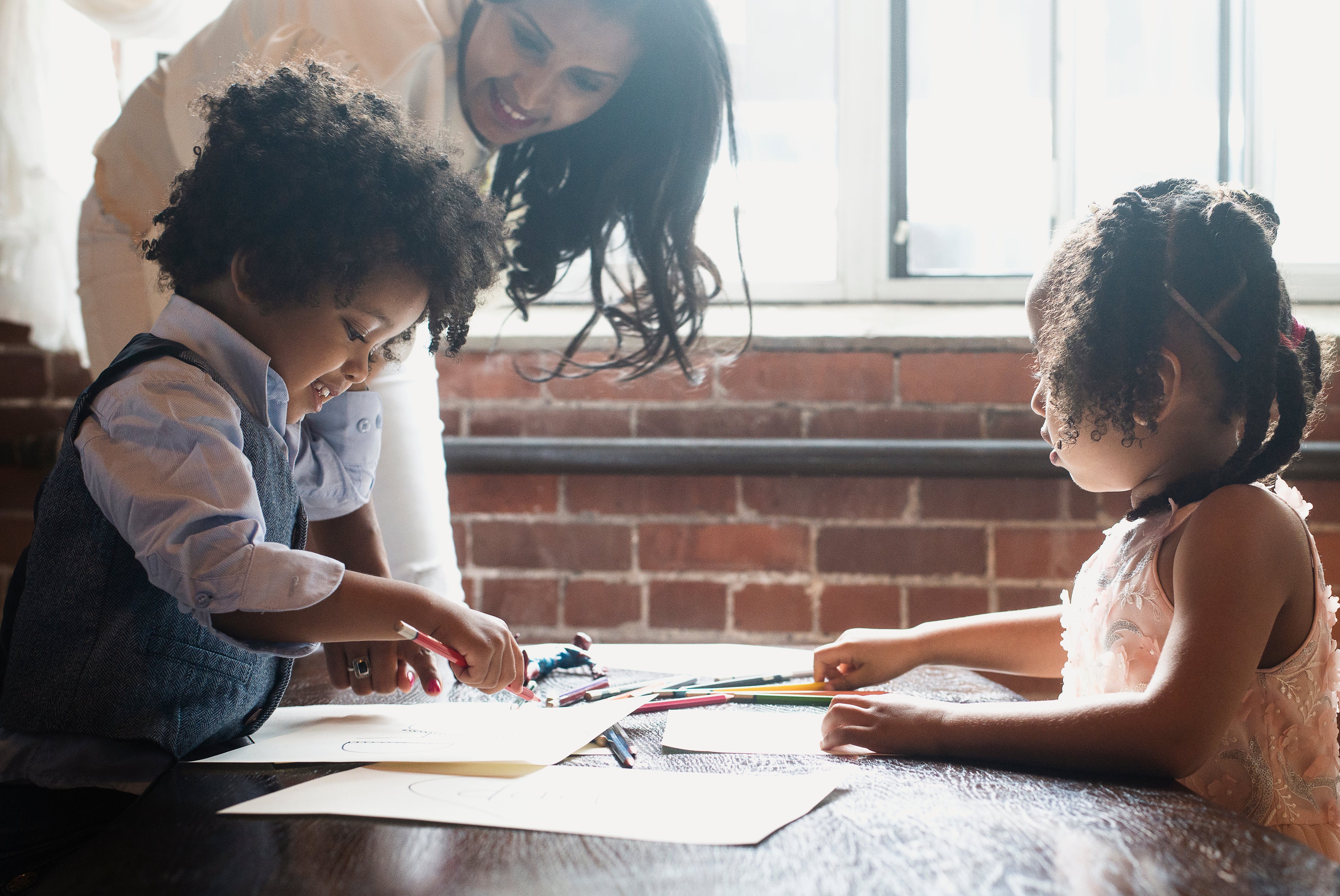 kids-coloring-with-mom.jpg